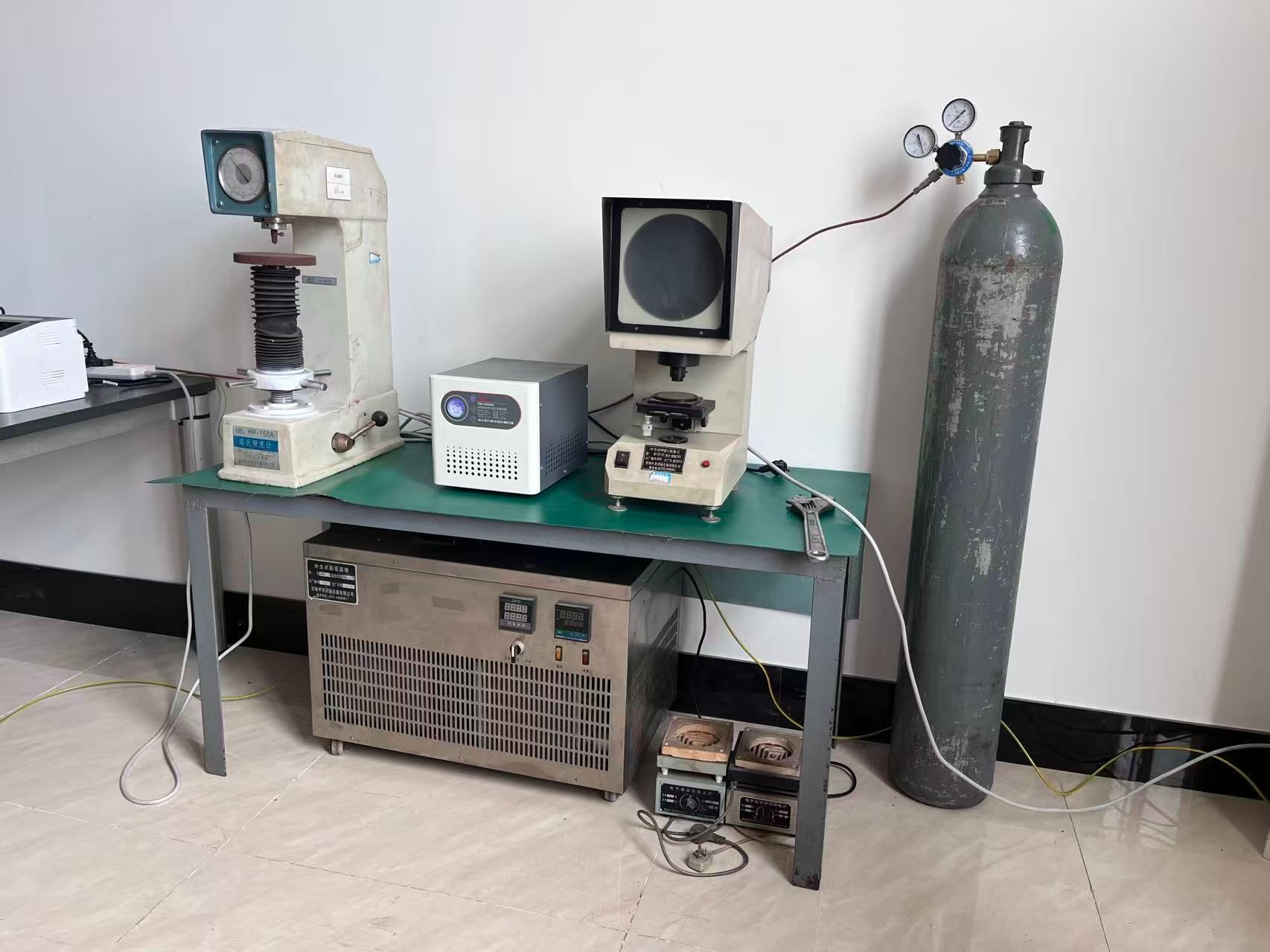 缺口投影仪和低温槽